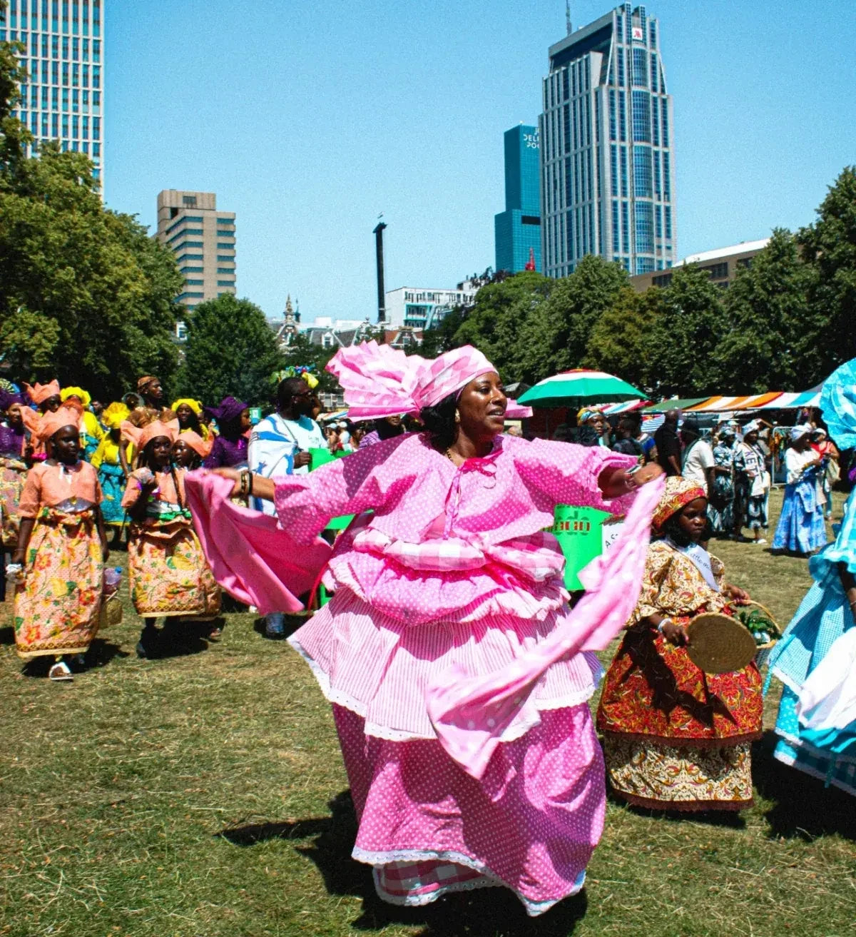 Deelnemer in roze culturele klederdracht tijdens een eerdere Keti Koti-editie